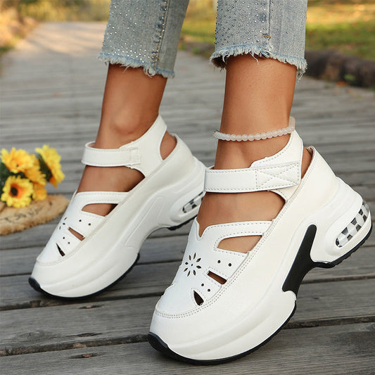 Dámské sandály na klínovém podpatku s vyřezávaným vzorem